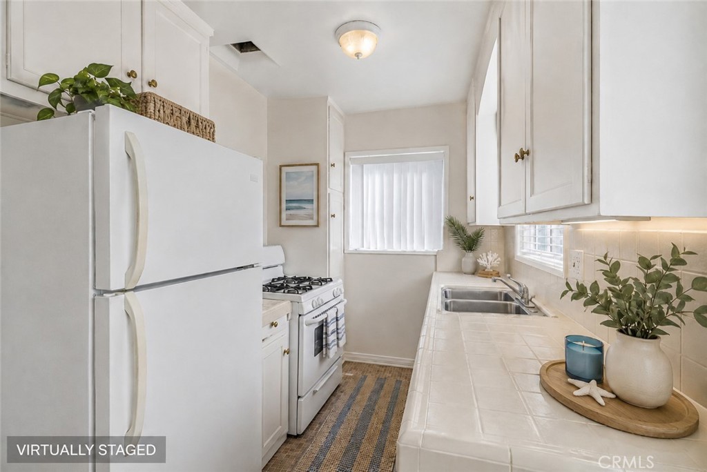 1049 3rd Street Hermosa Beach, CA 90254 - Photo 8 of 21 1051 3rd St - Kitchen has been Virtually Staged