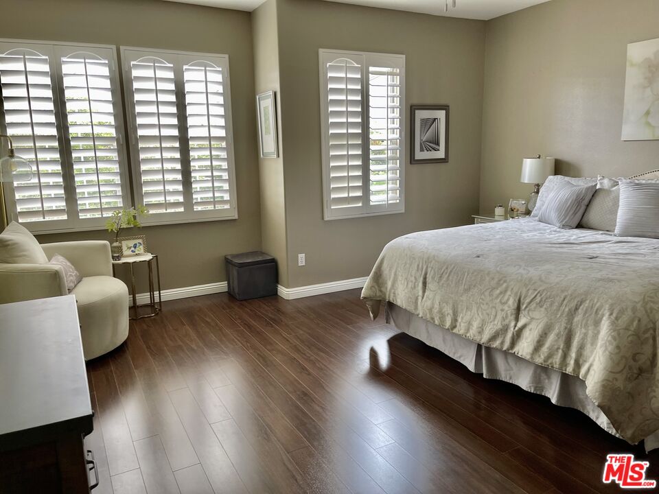152 Park Hill Road Simi Valley, CA 93065 - Photo 8 of 16 a bedroom with a bed and wooden floor