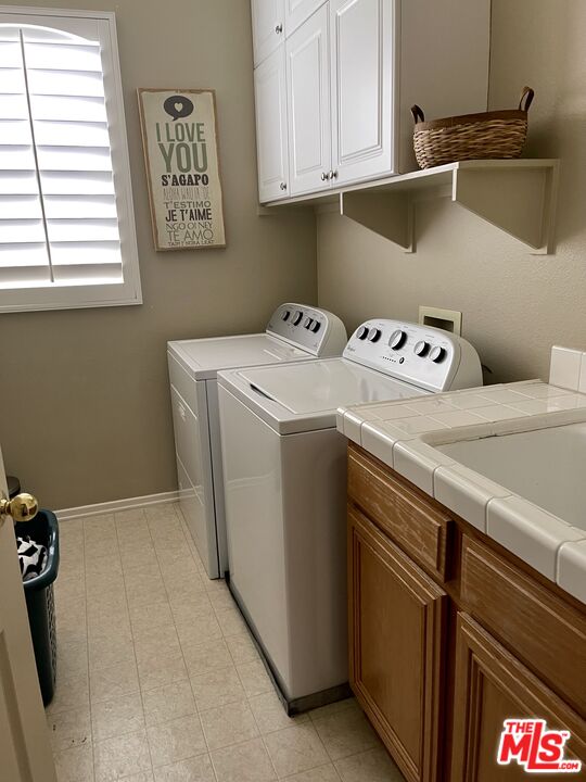 152 Park Hill Road Simi Valley, CA 93065 - Photo 9 of 16 a utility room with dryer and washer