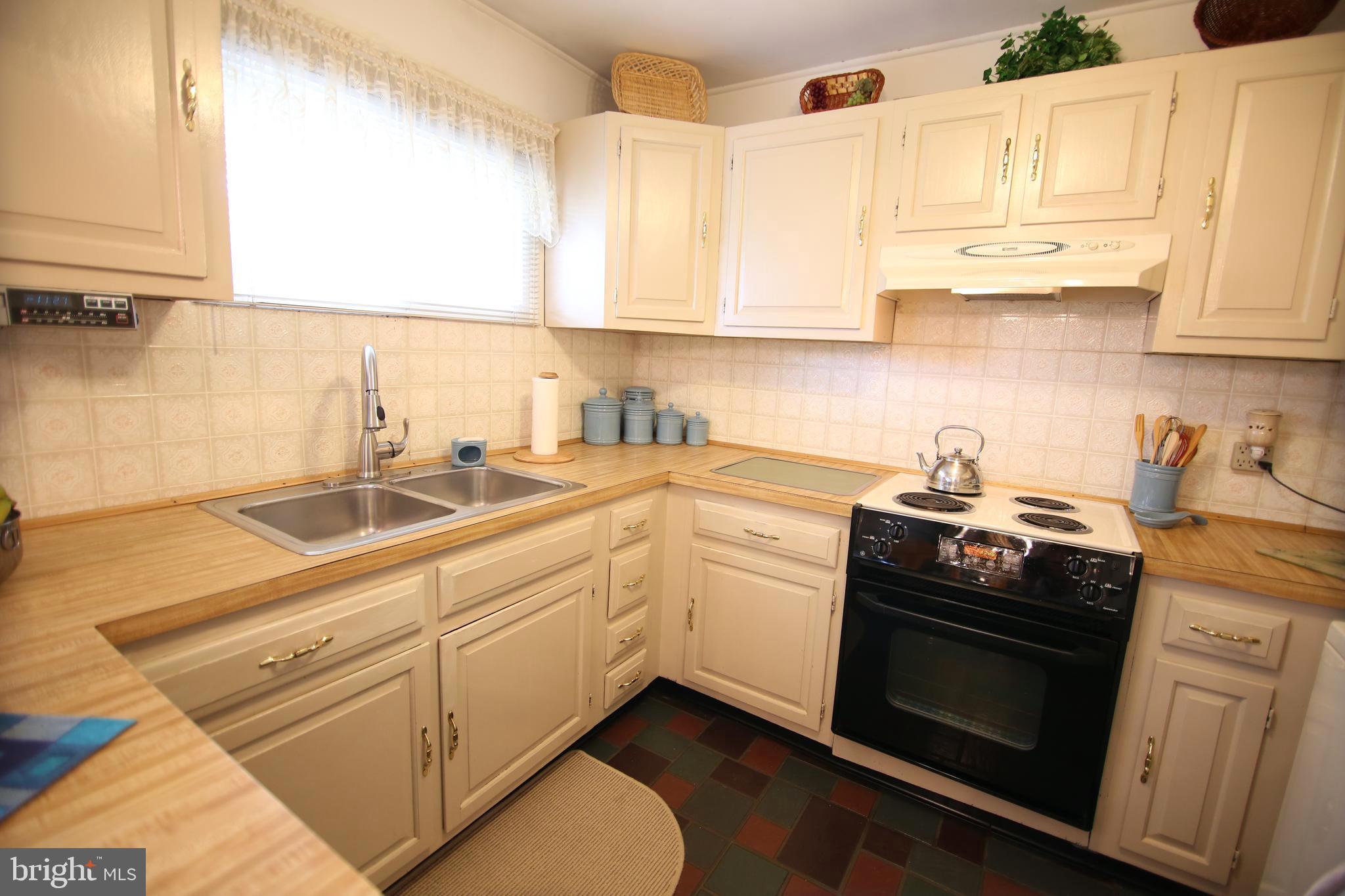 10 Cameo Road Levittown, PA 19057 - Photo 5 of 21 Gallery Image 5