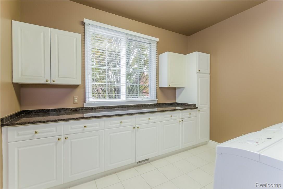 2692 Shorebrook Court Rochester, MI 48306 - Photo 27 of 55 027-Laundry_Room-2181823-large.jpg