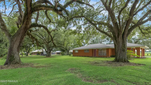 $1,900 | 17639 Pelican Road, Unit RENTAL, Erath, LA 70533