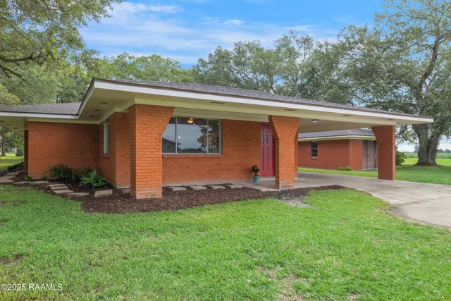 $1,900 | 17639 Pelican Road, Unit RENTAL, Erath, LA 70533