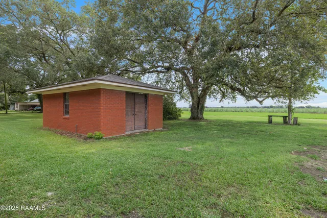 $1,900 | 17639 Pelican Road, Unit RENTAL, Erath, LA 70533