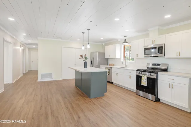 $1,900 | 17639 Pelican Road, Unit RENTAL, Erath, LA 70533