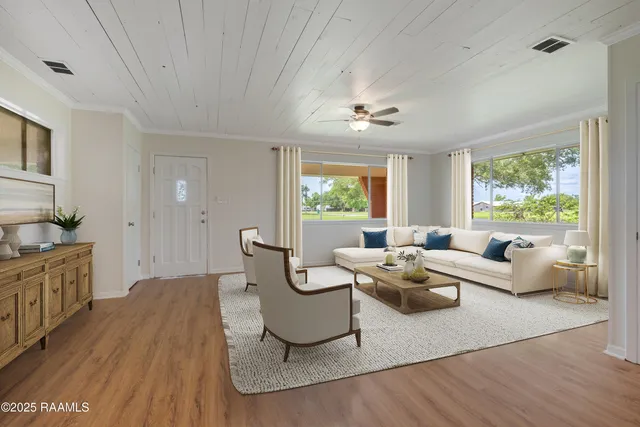 $1,900 | 17639 Pelican Road, Unit RENTAL, Erath, LA 70533