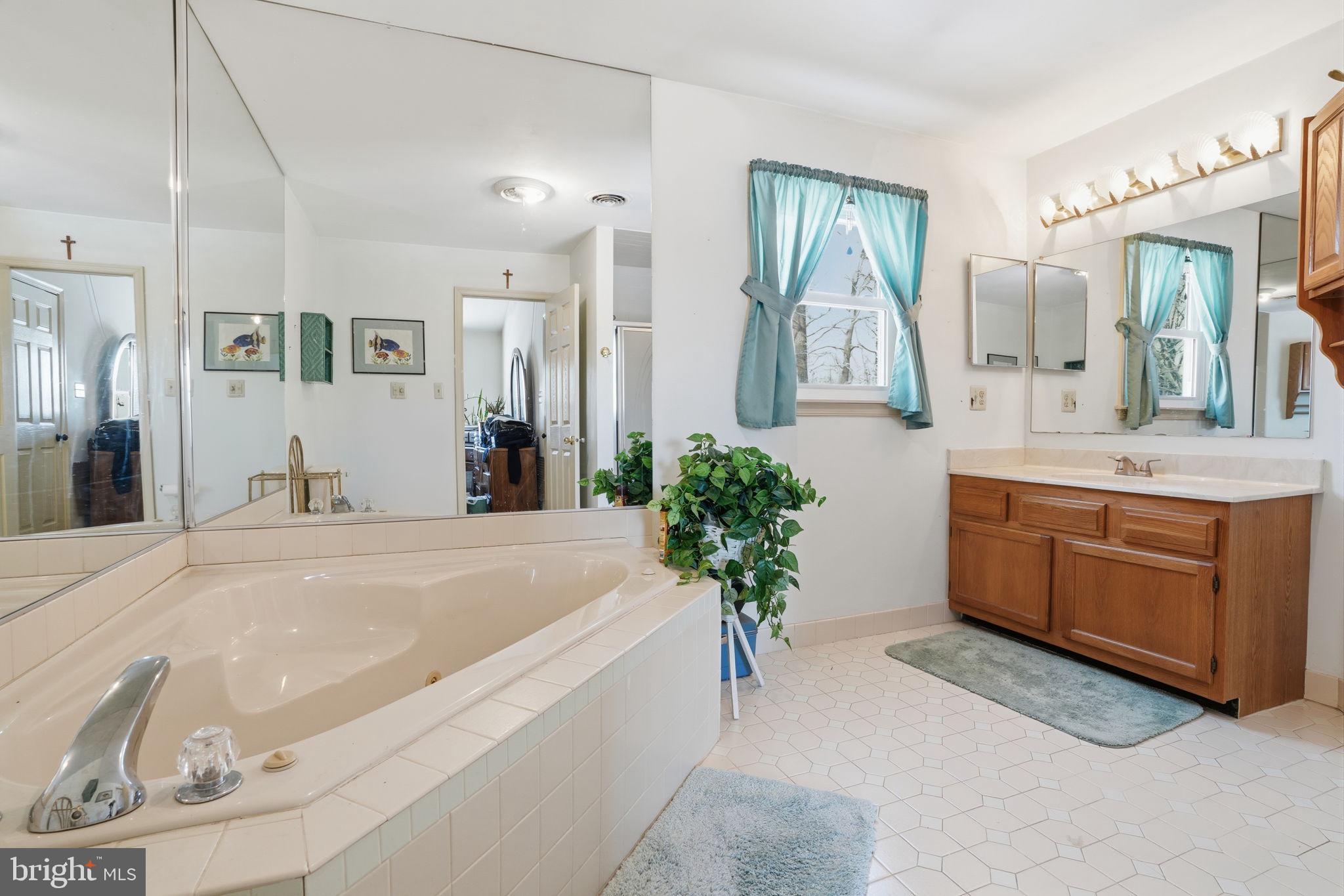 937 High Pointe Circle Langhorne, PA 19047 - Photo 19 of 47 a spacious bathroom with a tub sink and mirror