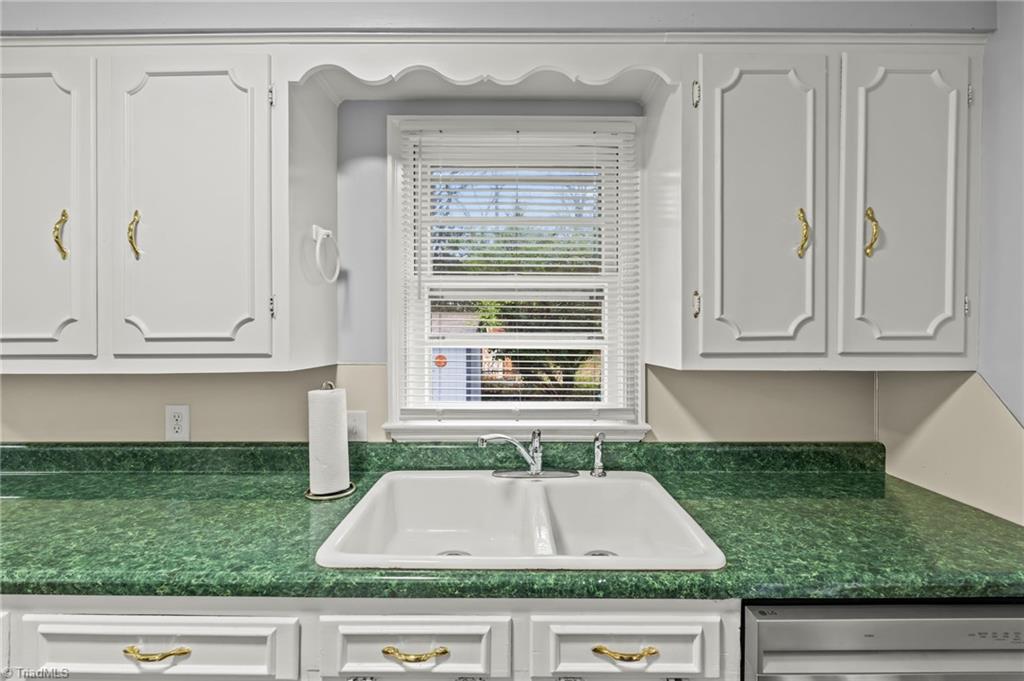 800 Creekside Drive High Point, NC 27262 - Photo 16 of 41