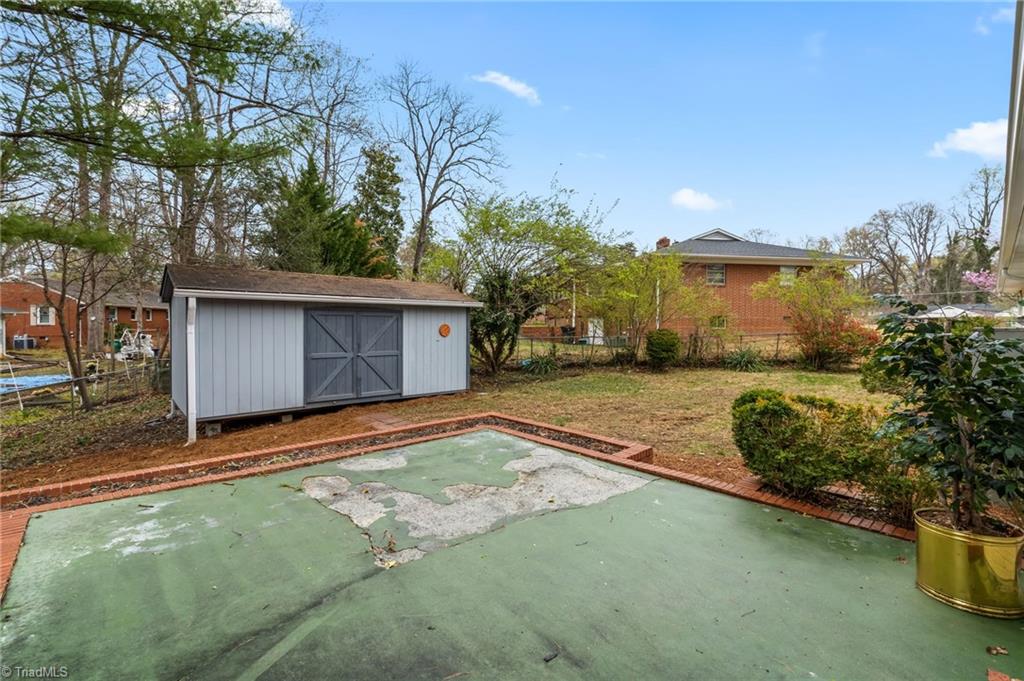 800 Creekside Drive High Point, NC 27262 - Photo 35 of 41