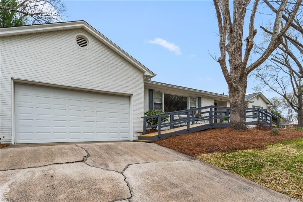 800 Creekside Drive High Point, NC 27262 - Photo 4 of 41