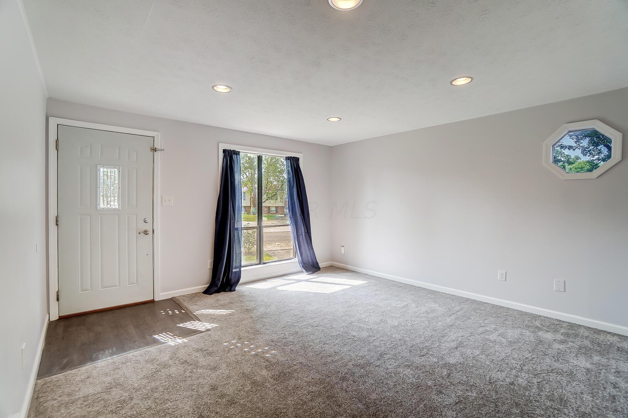 3075 Whitlow Road Columbus, OH 43232 - Photo 4 of 45 Living Room