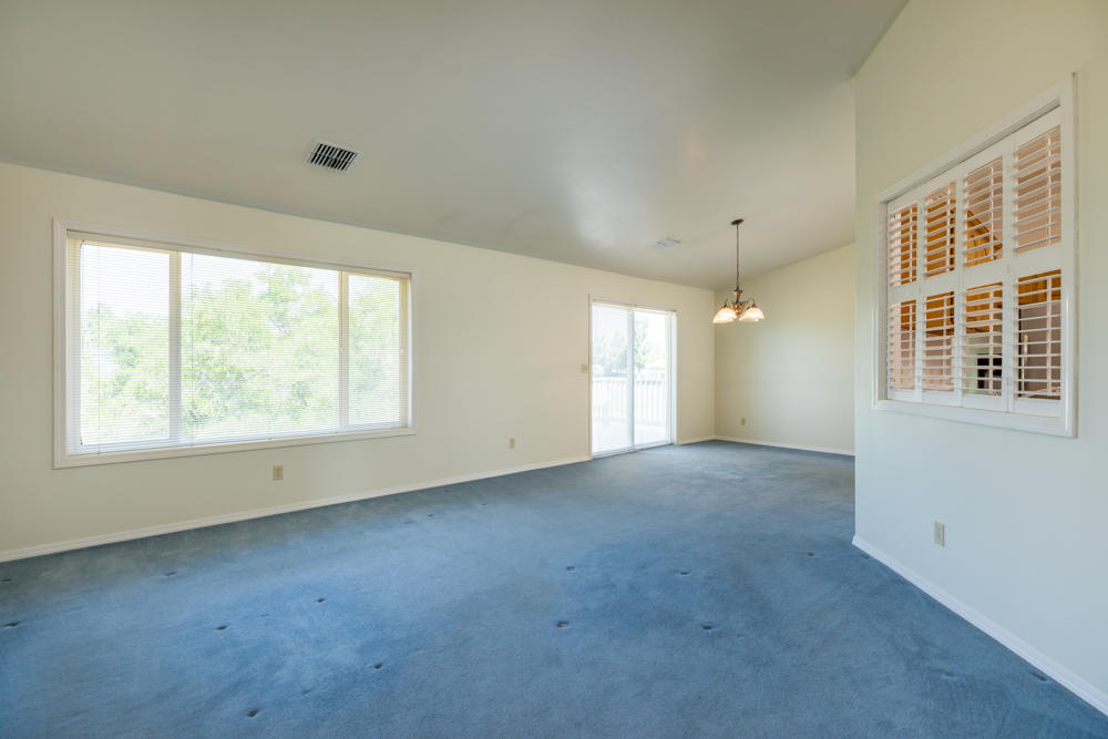 8906 Rockinghorse Lane Klamath Falls, OR 97603 - Photo 14 of 32 Living Room