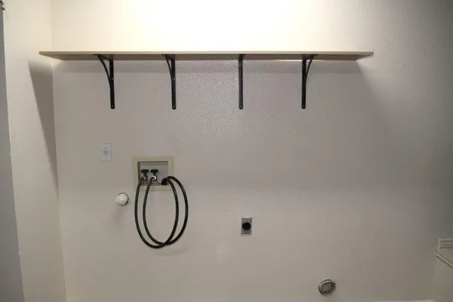 $1,900 | 1519 Misty Meadow Drive, Granbury, TX 76048