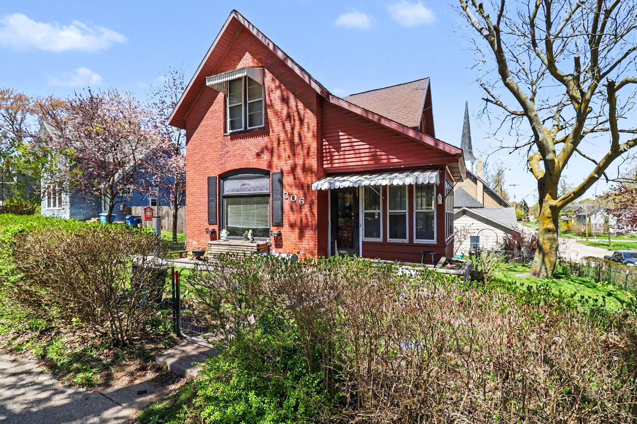 306 5th Street Manistee, MI 49660 - Photo 2 of 24 002_file_2305