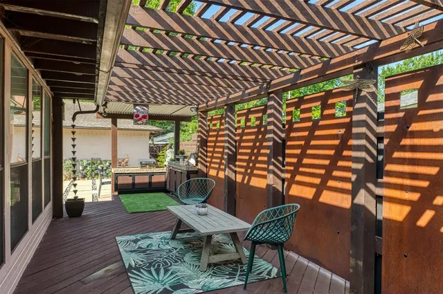 a view of outdoor kitchen and outdoor kitchen
