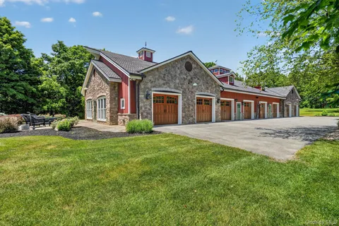 a view of a house with backyard and garden