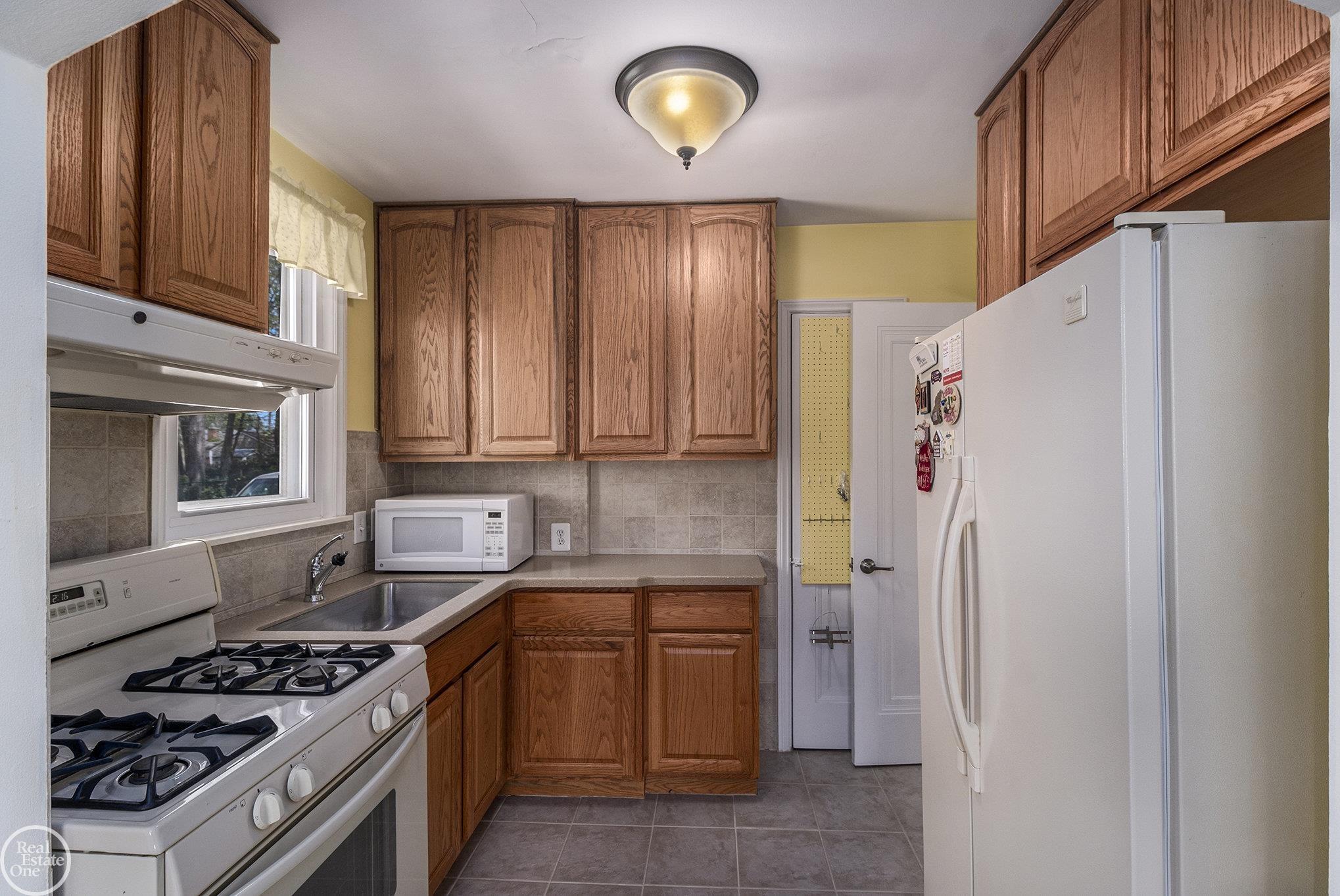 215 Linden Road Pontiac, MI 48341 - Photo 7 of 19 50174017-894b3e9e-5cdd-42a5-af53-acb3b9fb5535.JPG