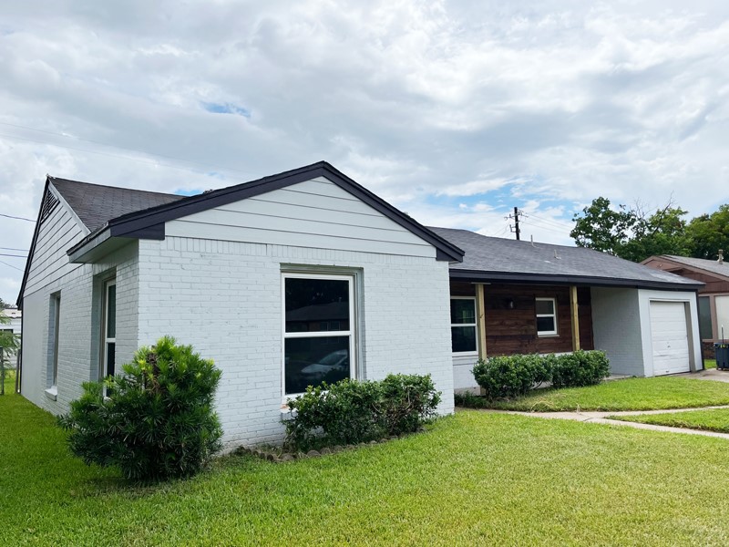 3522 Rosedale Street Houston, TX 77004 - Photo 3 of 22 a front view of house with a garden