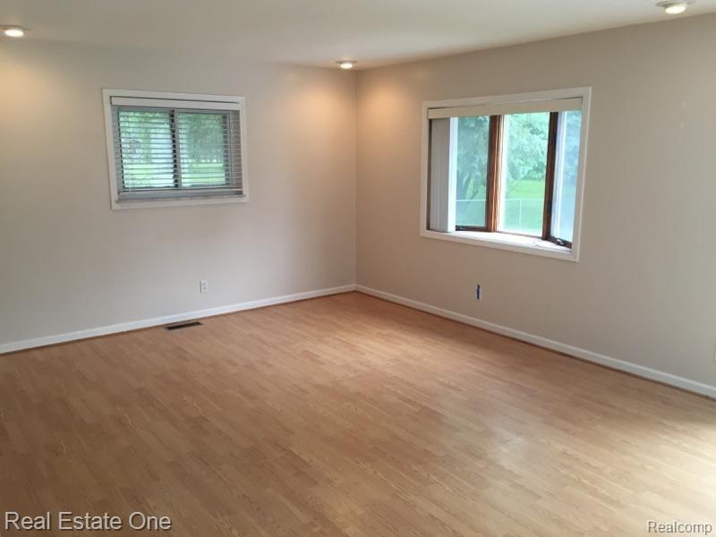 256 Brewster Road Rochester Hills, MI 48309 - Photo 13 of 25