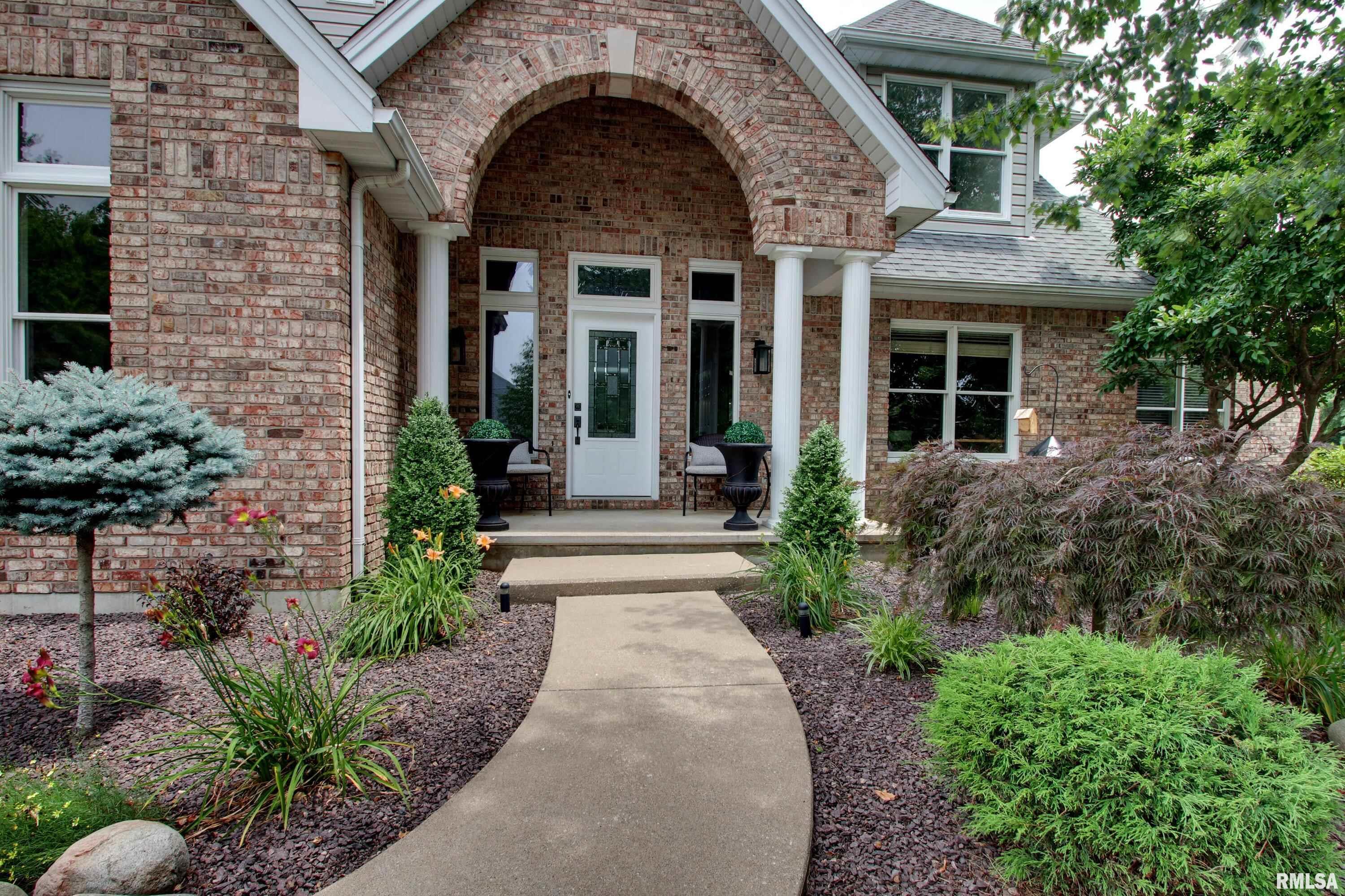 1031 Evangeline Road East Quincy, IL 62301 - Photo 2 of 37 Gallery Image 2