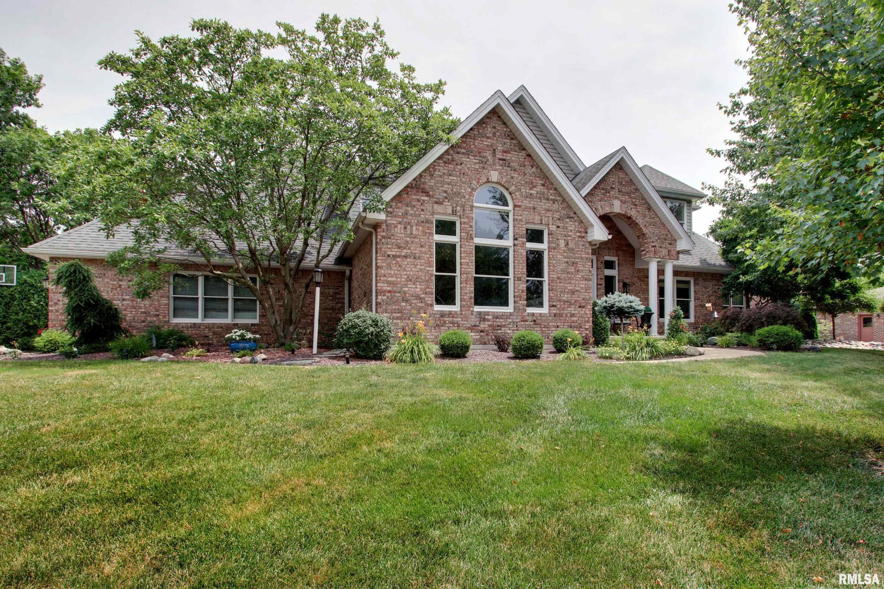 1031 Evangeline Road East Quincy, IL 62301 - Photo 3 of 37 Gallery Image 3