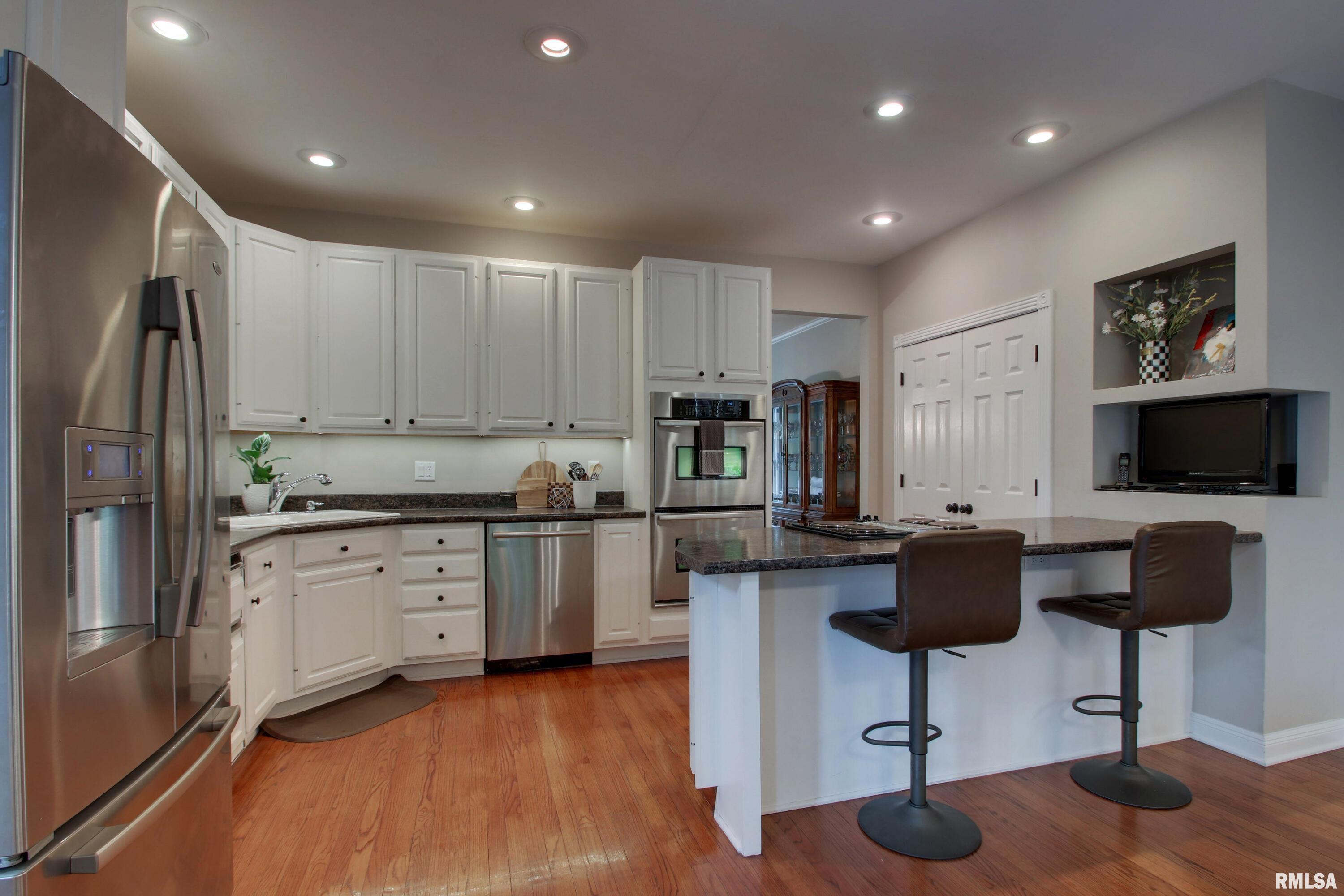 1031 Evangeline Road East Quincy, IL 62301 - Photo 4 of 37 Gallery Image 4