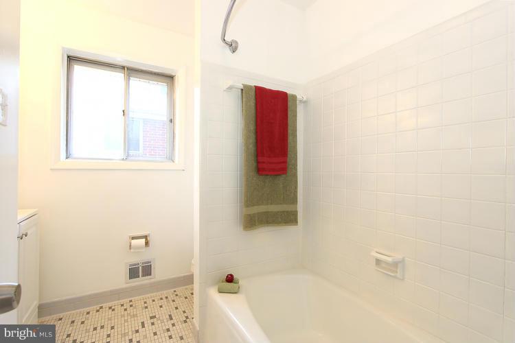 10029 Renfrew Road Silver Spring, MD 20901 - Photo 15 of 25 Interior (General)