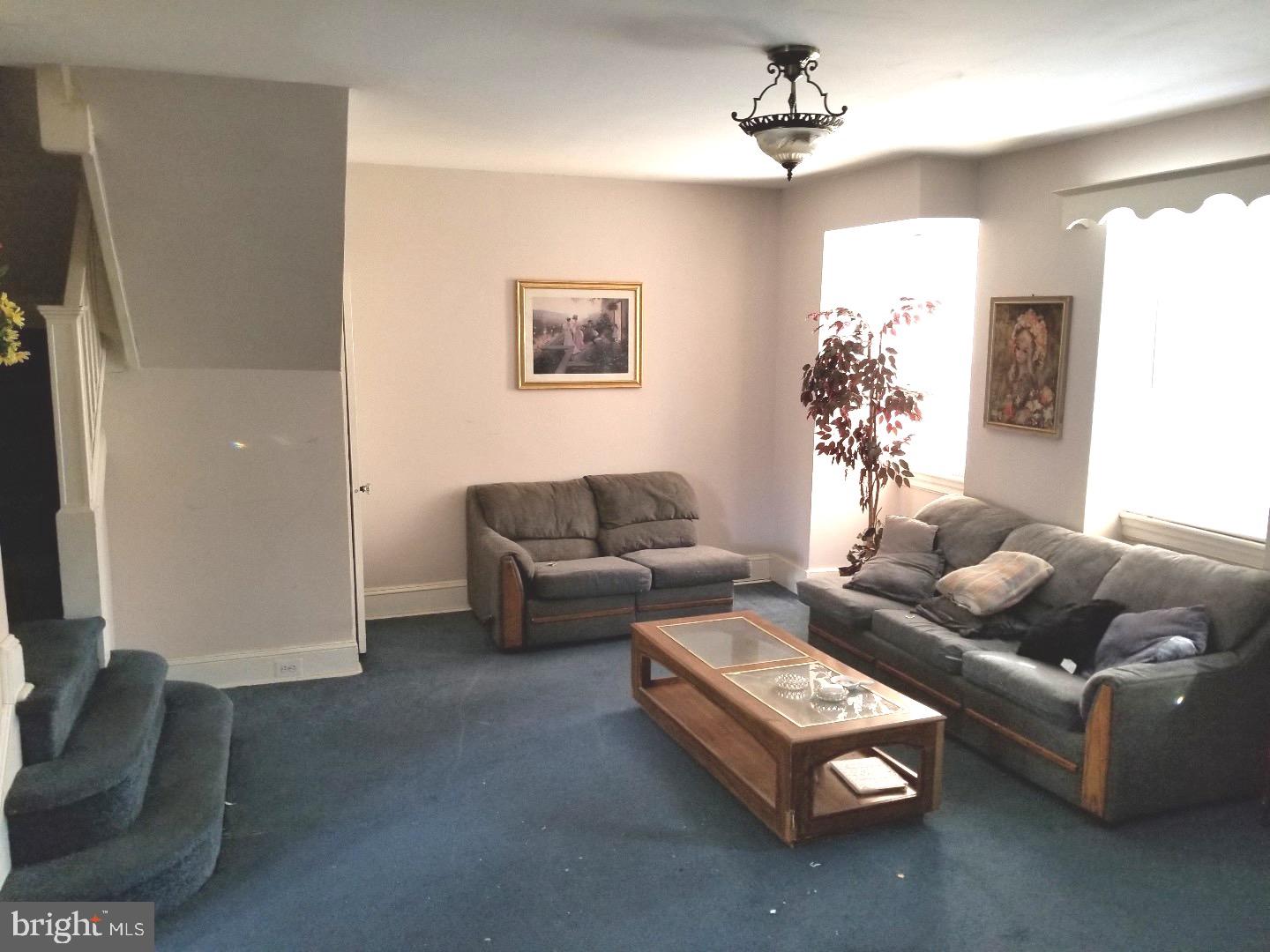 40 Hampden Road Upper Darby, PA 19082 - Photo 5 of 24 Living Room