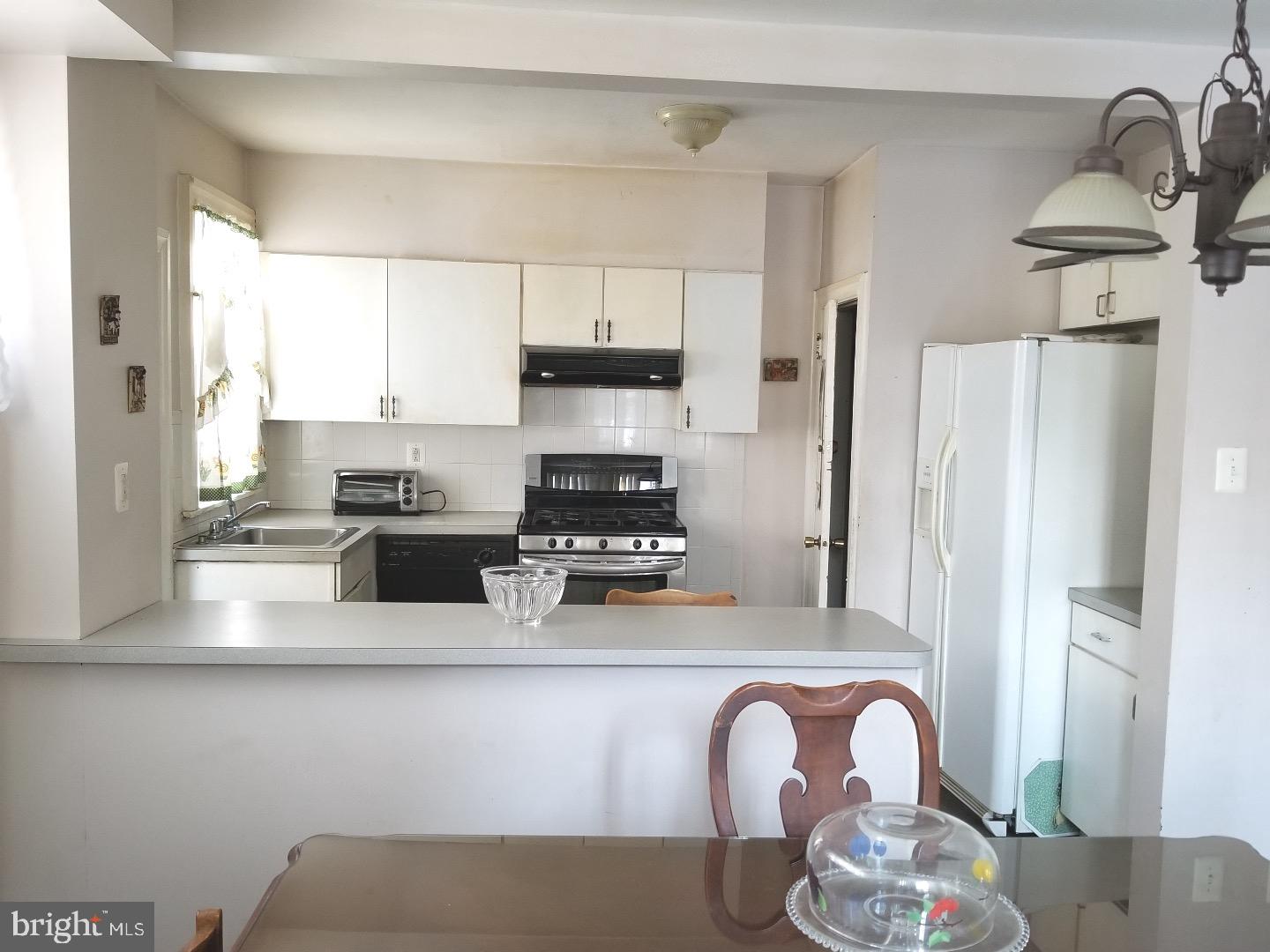 40 Hampden Road Upper Darby, PA 19082 - Photo 9 of 24 Kitchen