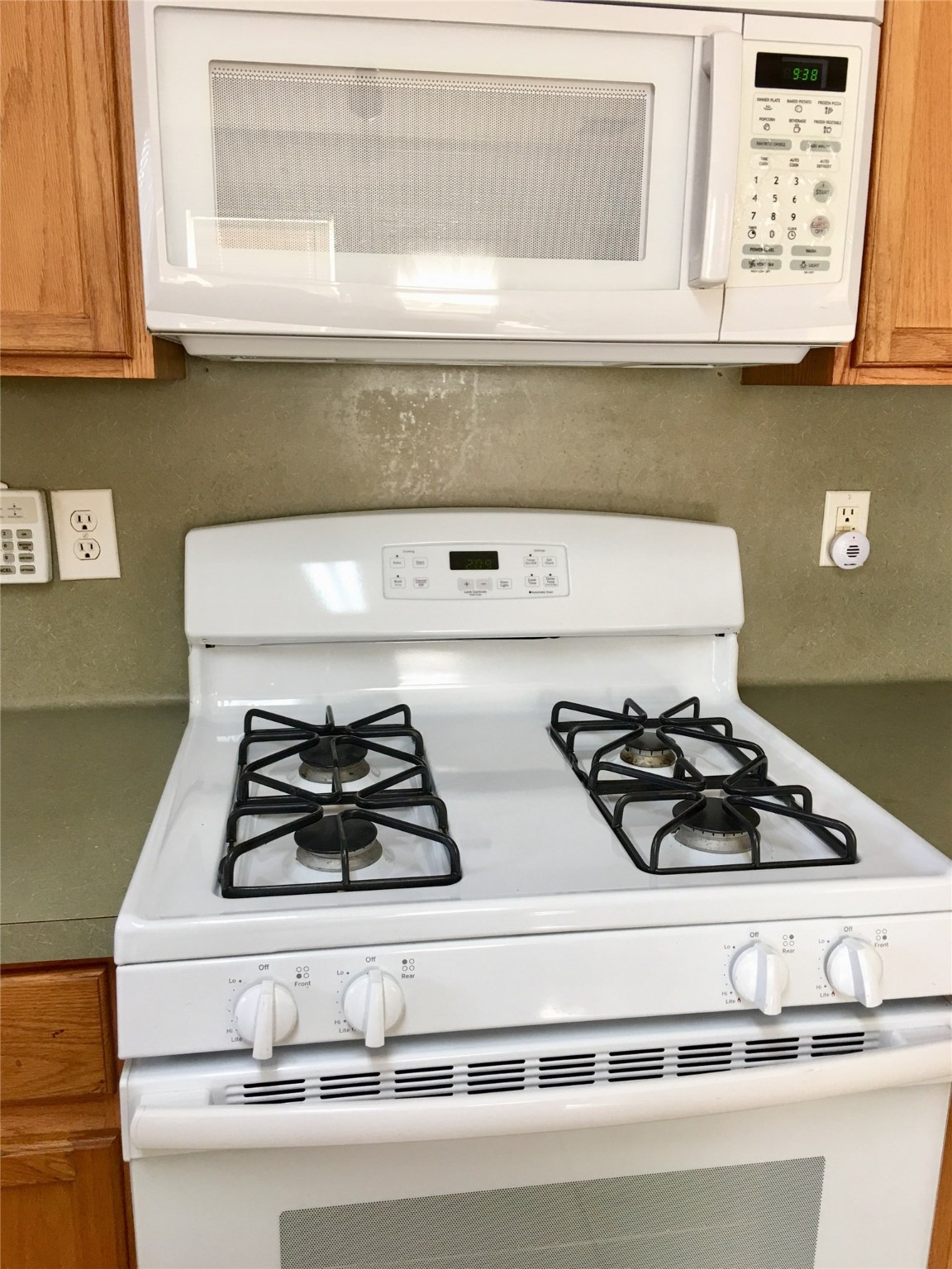5707 Highbury Court Houston, TX 77084 - Photo 6 of 17 a kitchen with a stove and a cabinets