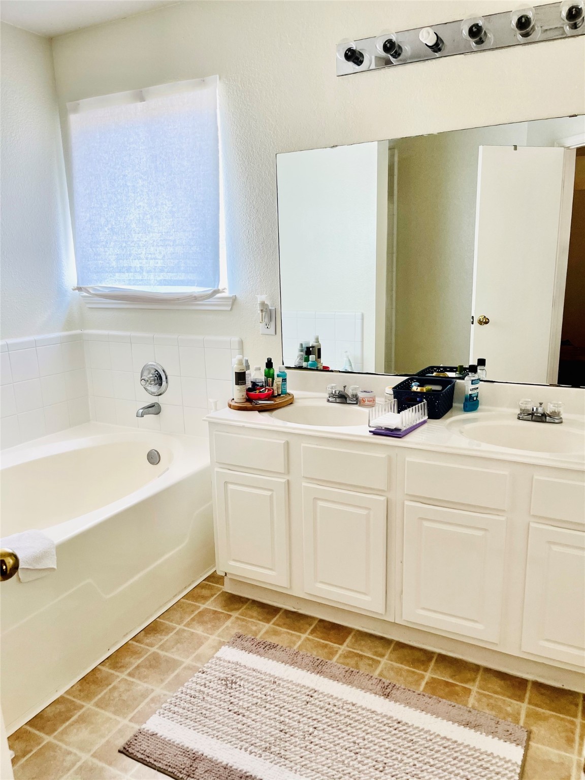 5707 Highbury Court Houston, TX 77084 - Photo 10 of 17 a bathroom with a sink and a bathtub