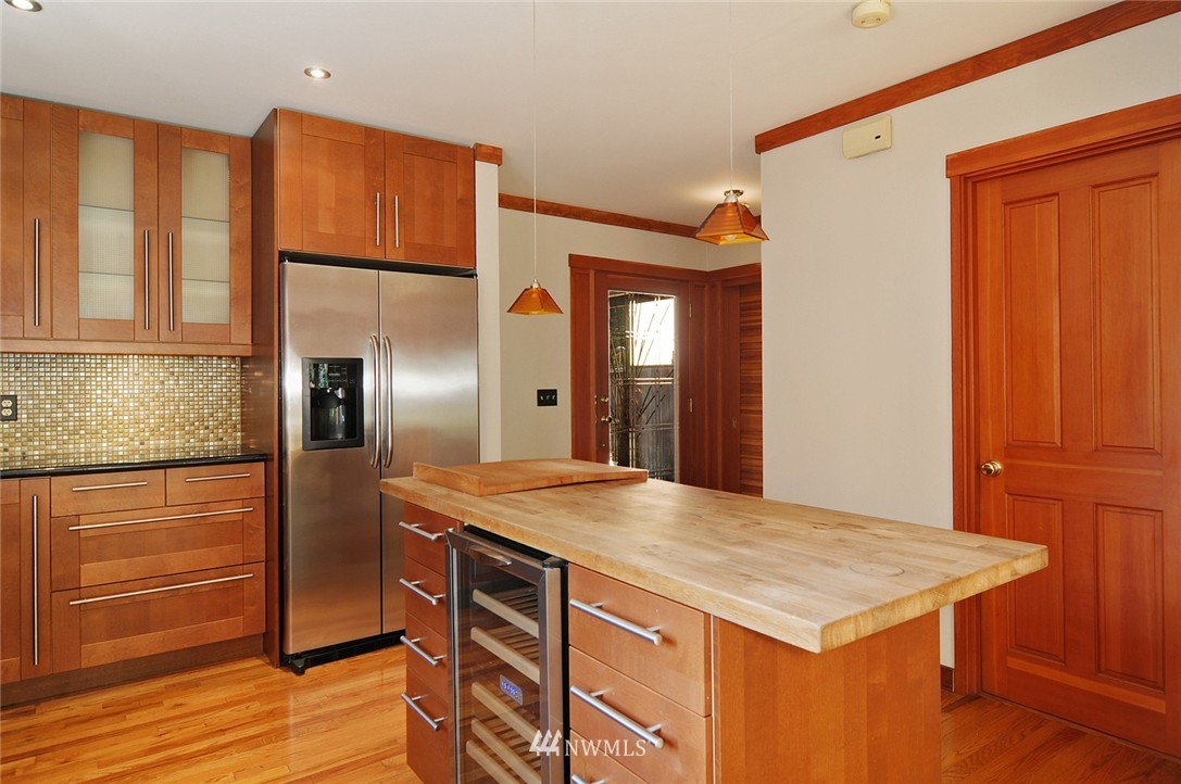 852 Northeast 80th Street Seattle, WA 98115 - Photo 3 of 14
