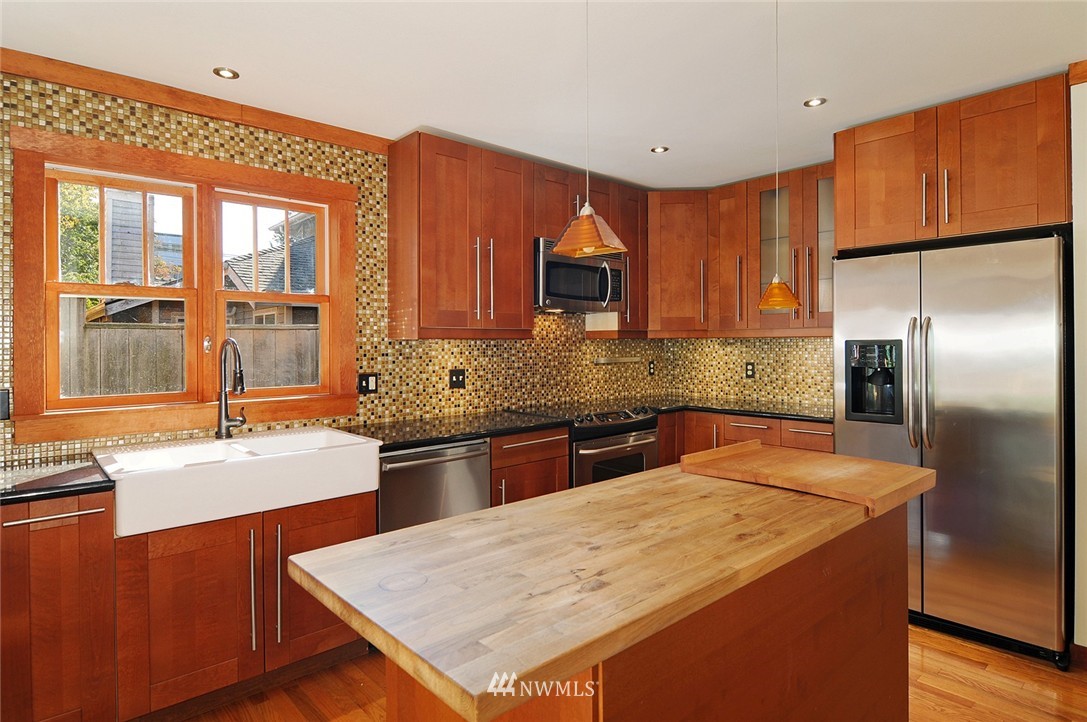 852 Northeast 80th Street Seattle, WA 98115 - Photo 4 of 14