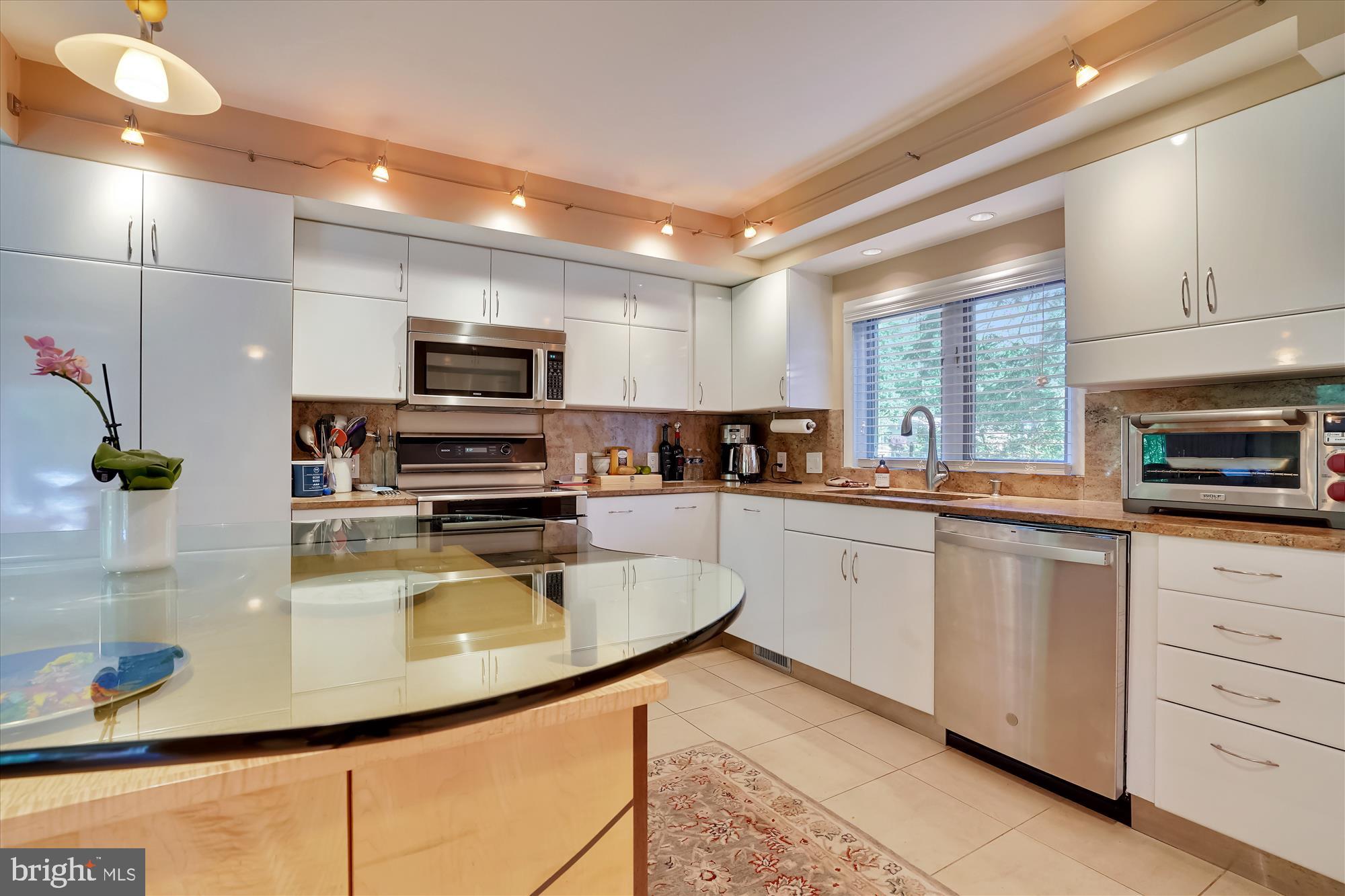 1703 Red Oak Circle Reston, VA 20190 - Photo 3 of 43 Gallery Image 3