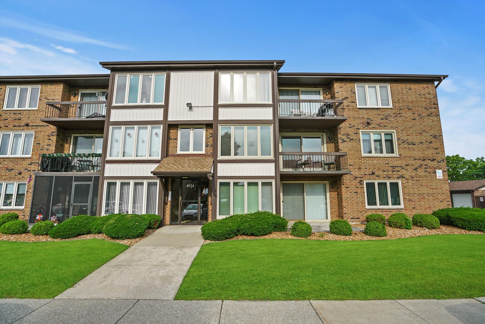 4924 Circle Court, Unit 401 Crestwood, IL 60418 - Photo 1 of 15