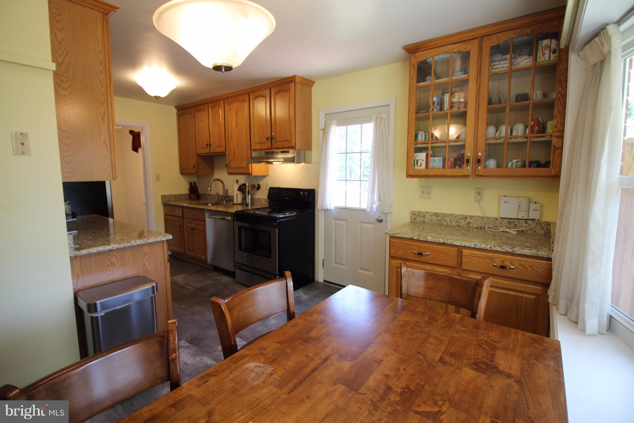 9708 Botsford Road Manassas, VA 20109 - Photo 9 of 30 42" cabinets, granite & stainless steel!