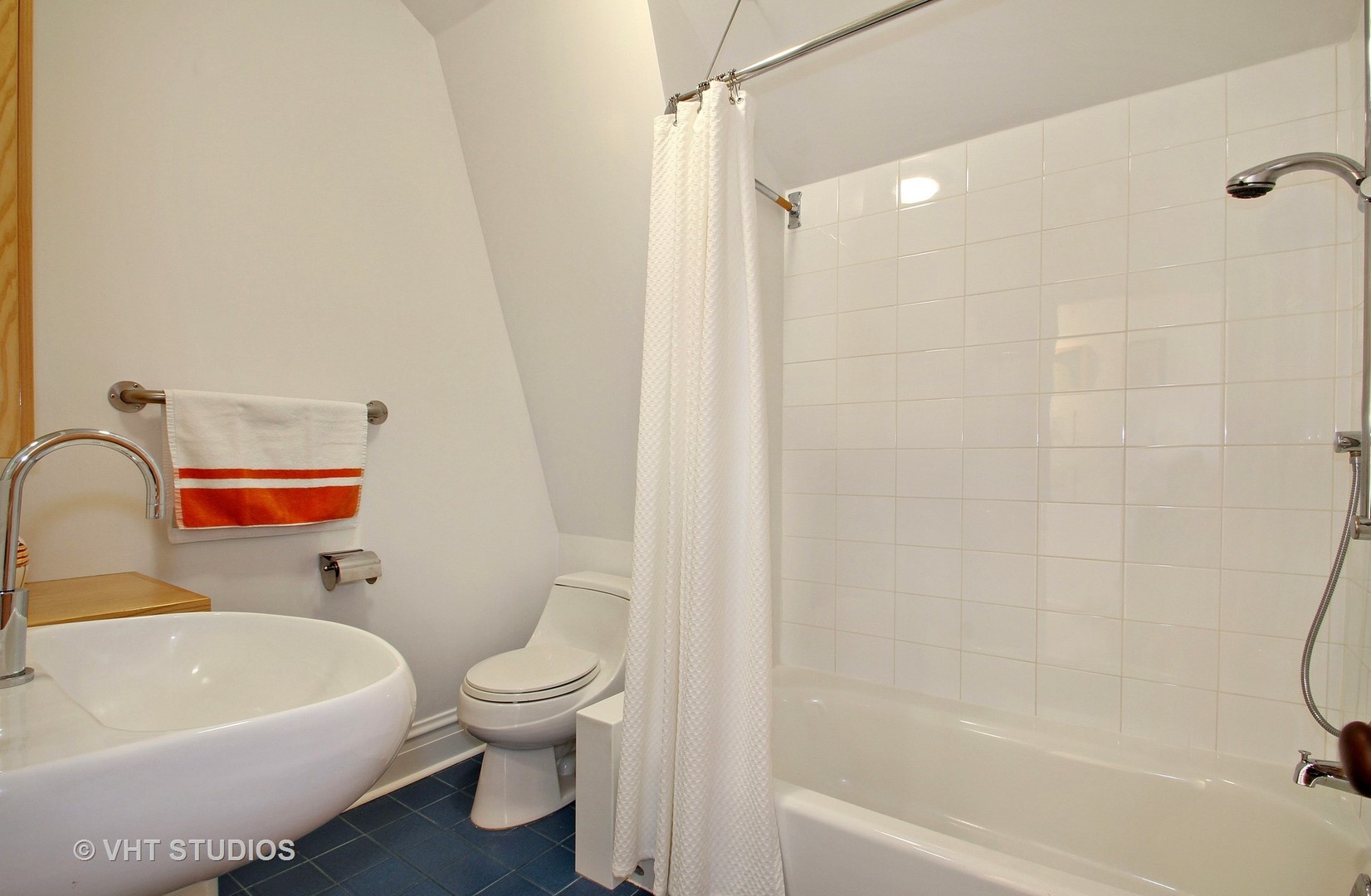 2234 Forestview Road Evanston, IL 60201 - Photo 38 of 76 a bathroom with a sink a toilet and a bathtub