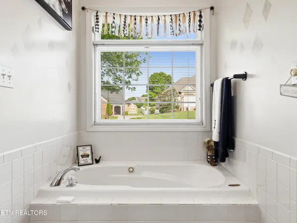 $695,000 | 111 Tradewind Street, Clinton, TN 37716