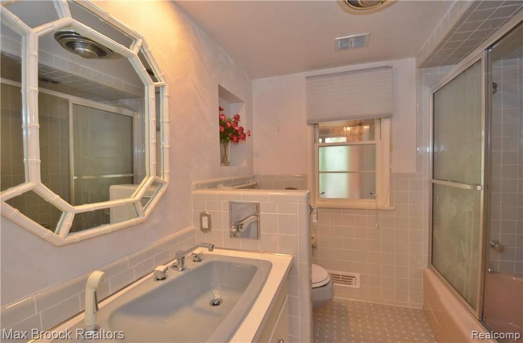 18900 Riverside Drive Beverly Hills, MI 48025 - Photo 14 of 19