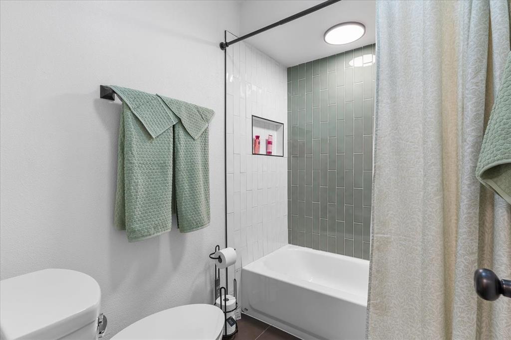 3509 West Sublett Road Arlington, TX 76017 - Photo 29 of 39 Bathtub with full-height subway tile surround, recessed niche, and integrated ceiling lighting