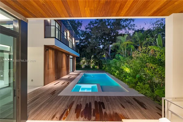 a view of entryway with a garden