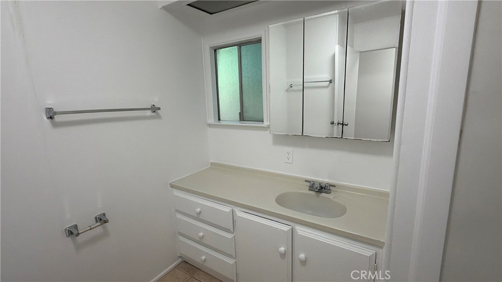 9390 Lott Road Durham, CA 95938 - Photo 21 of 40 Guest Bathroom
