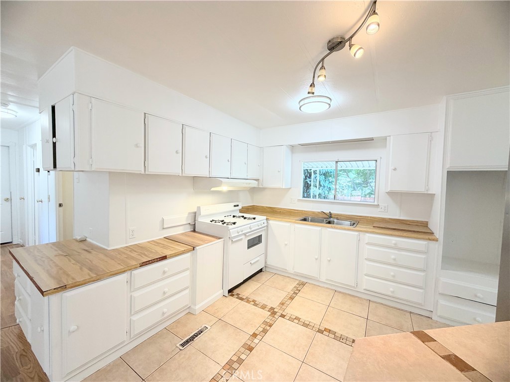 9390 Lott Road Durham, CA 95938 - Photo 3 of 40 Large kitchen with plenty of counter space!