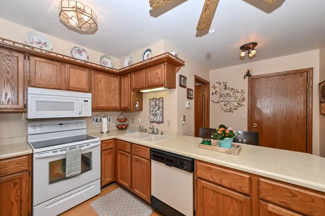 $279,900 | 359 Lexington Court, Unit B, Pewaukee, WI 53072