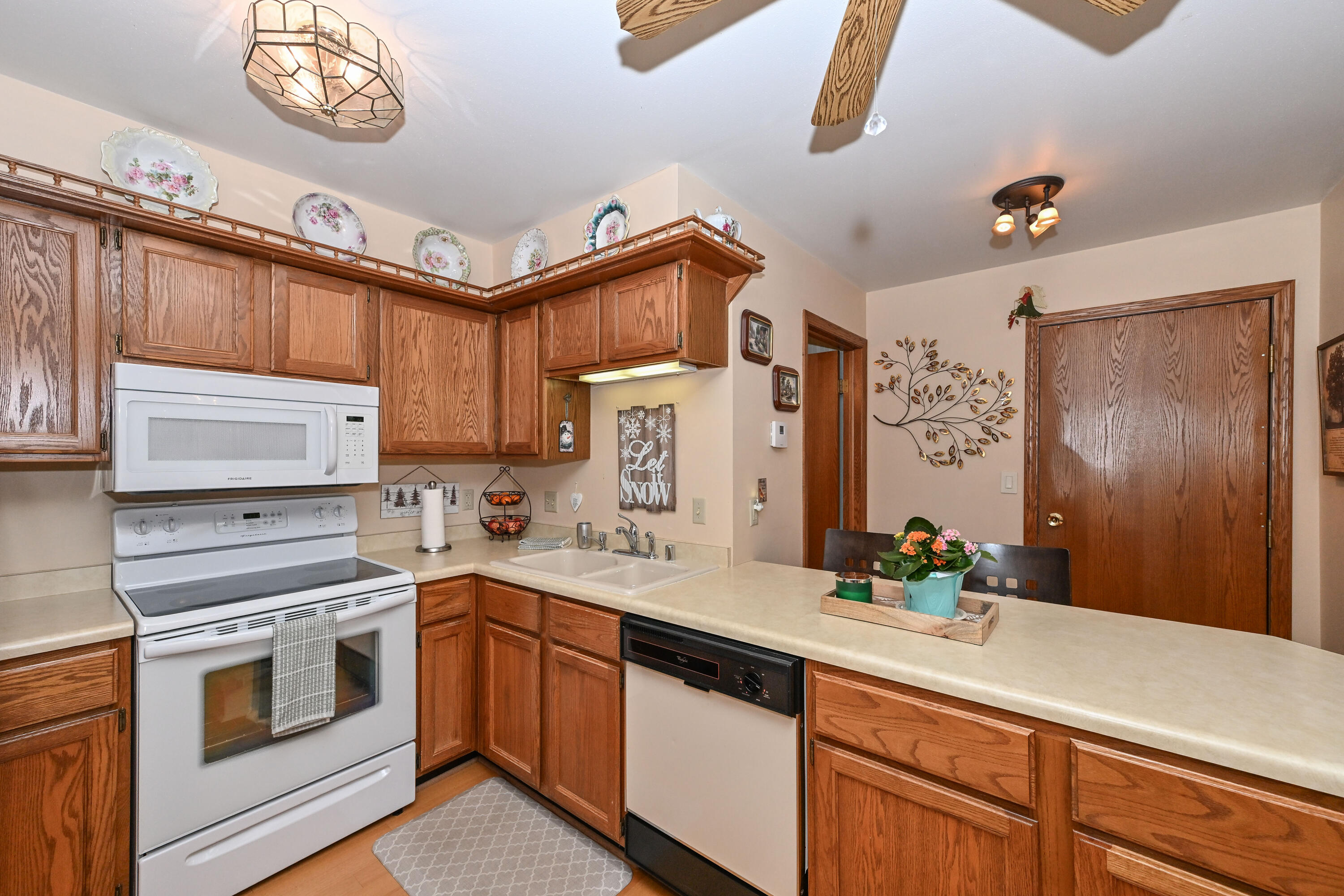 359 Lexington Court, Unit B Pewaukee, WI 53072 - Photo 16 of 35 Ample cabinet/counter space