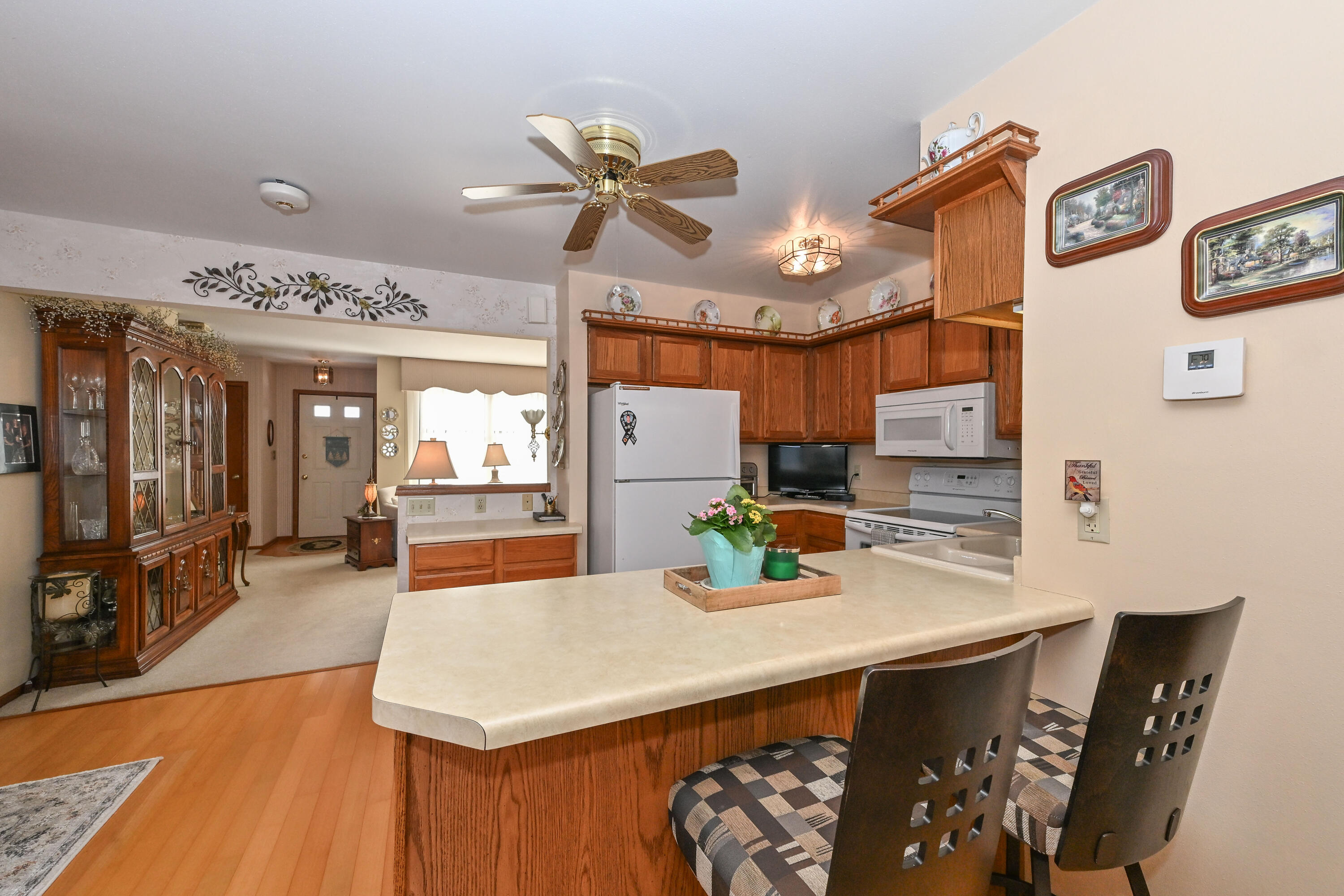 359 Lexington Court, Unit B Pewaukee, WI 53072 - Photo 17 of 35 Eat in bar