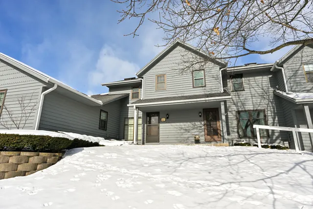 $279,900 | 359 Lexington Court, Unit B, Pewaukee, WI 53072