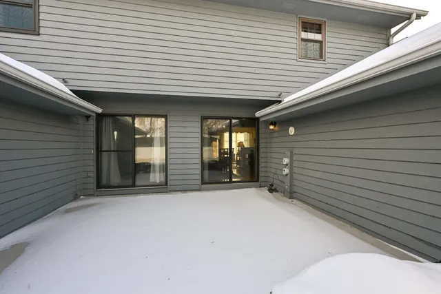 $279,900 | 359 Lexington Court, Unit B, Pewaukee, WI 53072