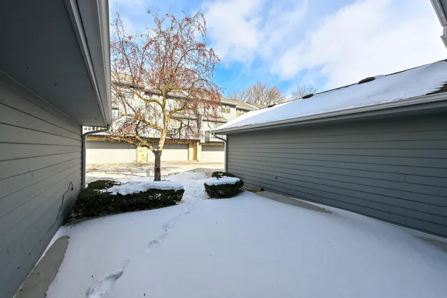 $279,900 | 359 Lexington Court, Unit B, Pewaukee, WI 53072