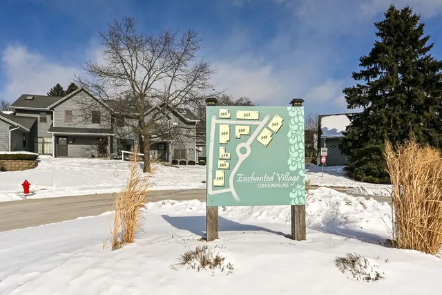 $279,900 | 359 Lexington Court, Unit B, Pewaukee, WI 53072